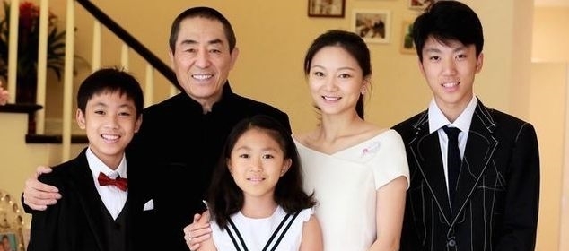  『巩俐』为了巩俐，张艺谋抛弃原配肖华，肖华现在过得怎么样了？