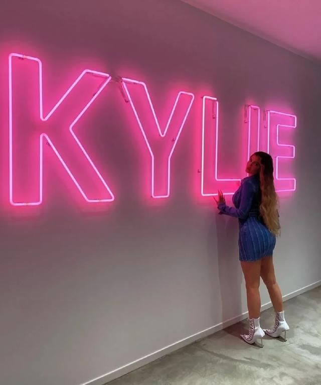 # 卡戴珊家族#30000包包配“面条鞋”,网友:奇葩审美,卡戴珊富婆Kylie晒照