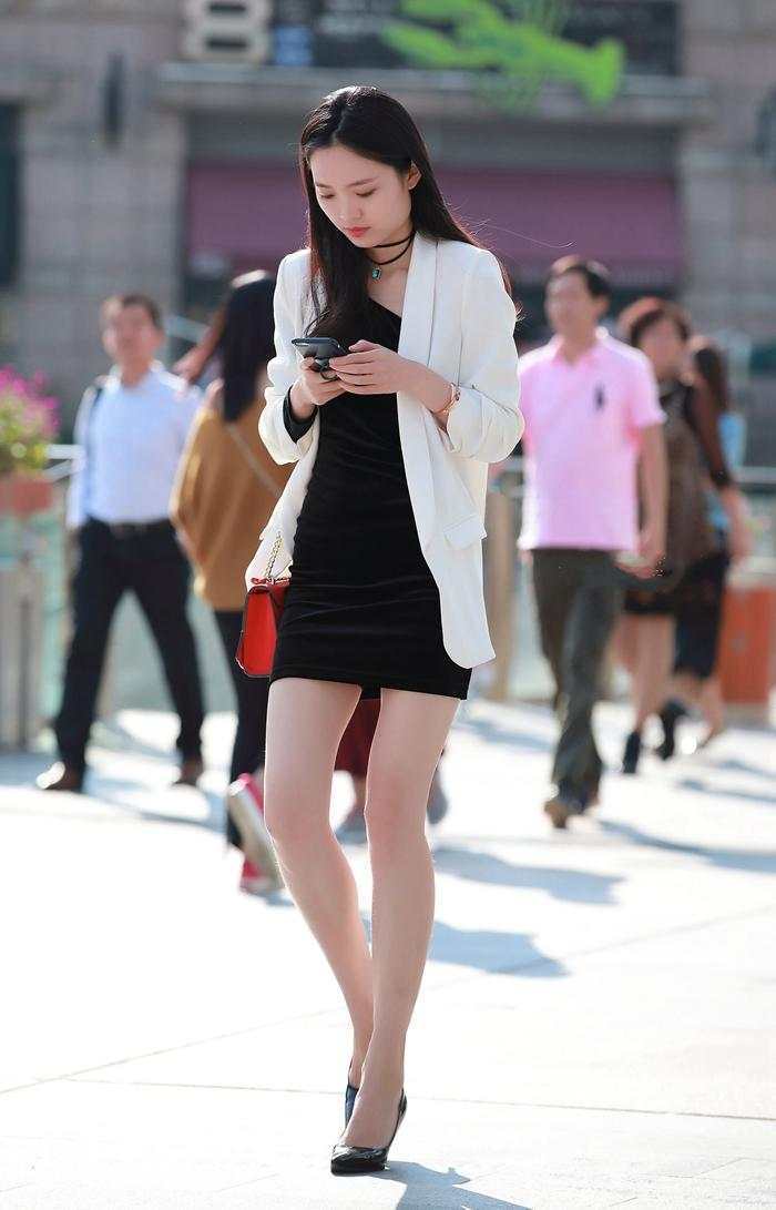 街拍：真欣赏这位女生, 时髦漂亮气质好, 高挑身材几近完美