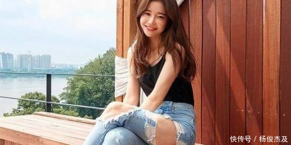 优雅清爽的牛仔裤美女，气质出众，走到哪都吸睛