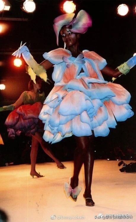  『秀场』服装设计的永恒主题——花朵，有哪些令你印象深刻的花朵秀场呢？