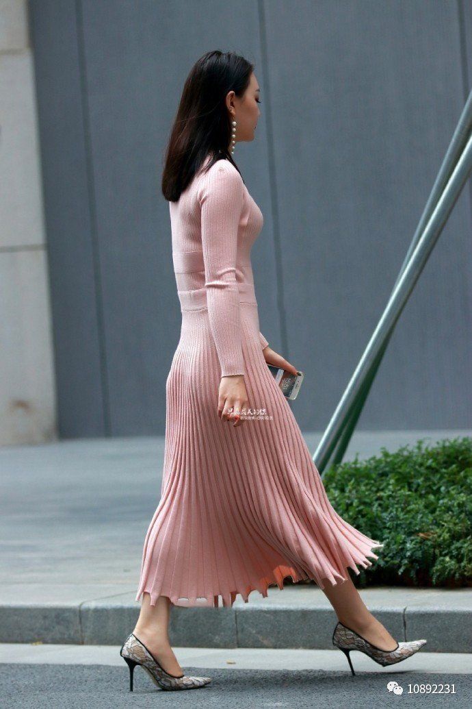 街拍:美女穿粉红衣服搭配古风高跟鞋，真好看