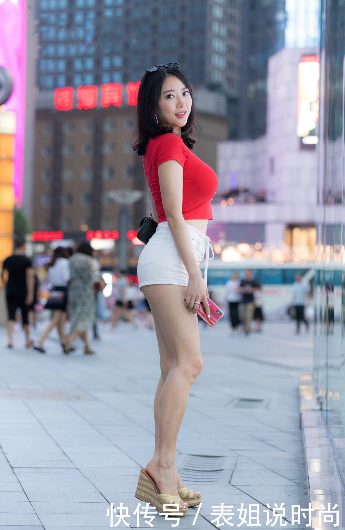 户外街头身材曼妙的小姐姐，多看一眼如沐春风