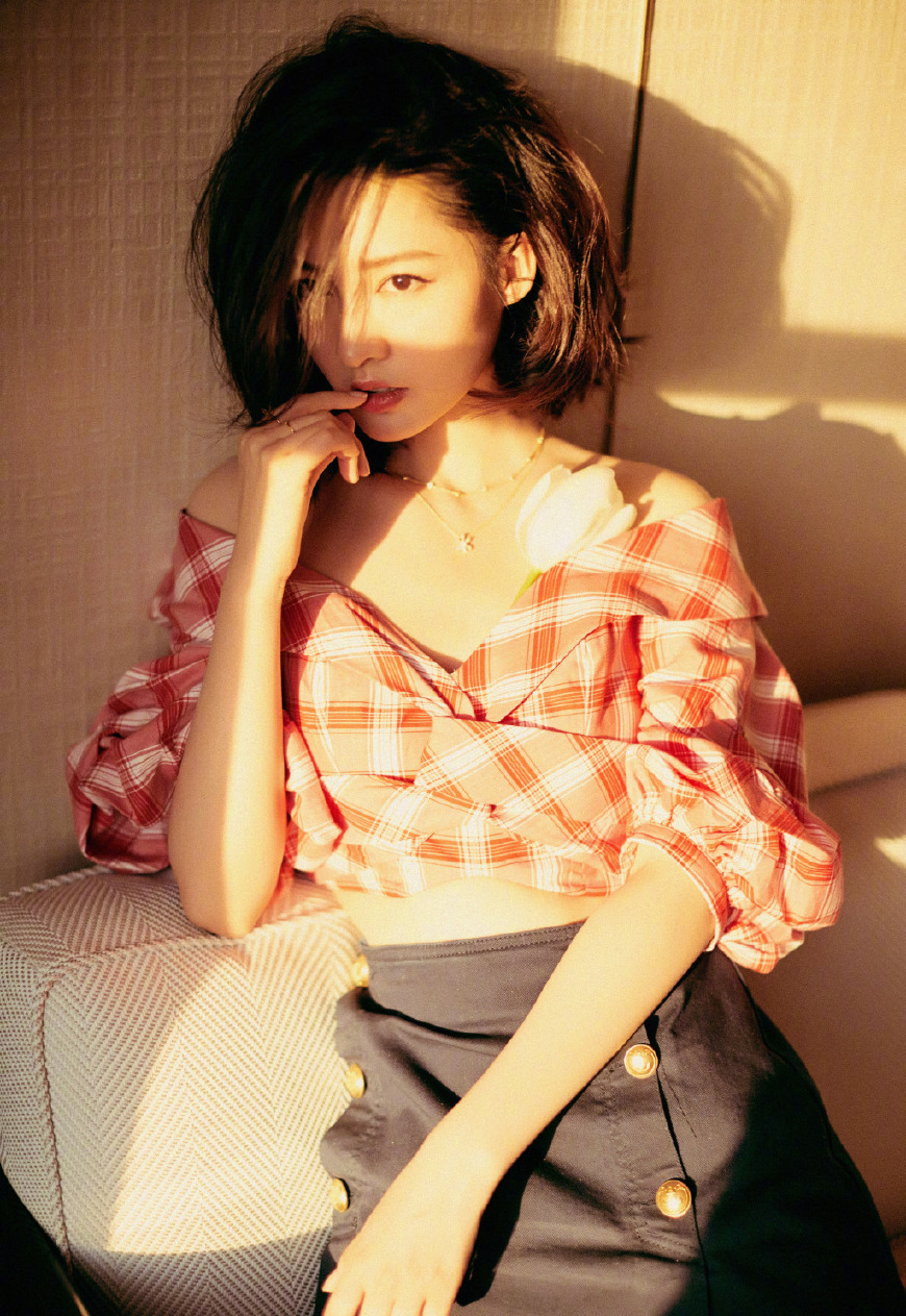 28岁李沁放大招了！身着波点裙性感迷人，网友：这双美腿太抢镜了