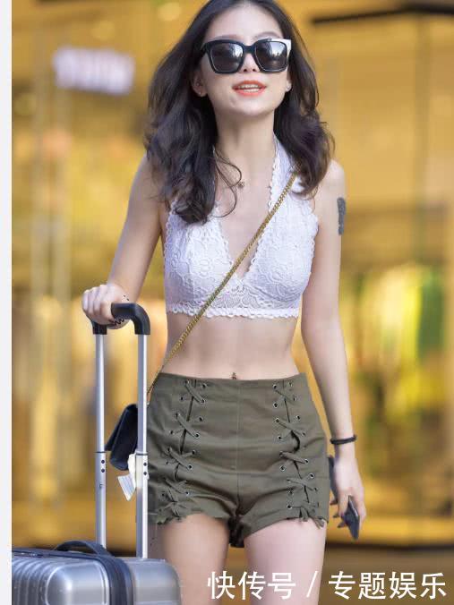 小姐姐墨镜白色文胸走出女神风范，墨绿色短裤搭配苗条身材走出模