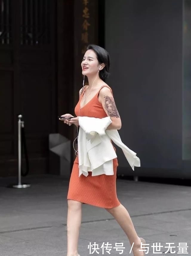 【蕾丝】小姐姐身上穿着白色的西装内搭蕾丝打底衫,散发出迷人的成熟气息