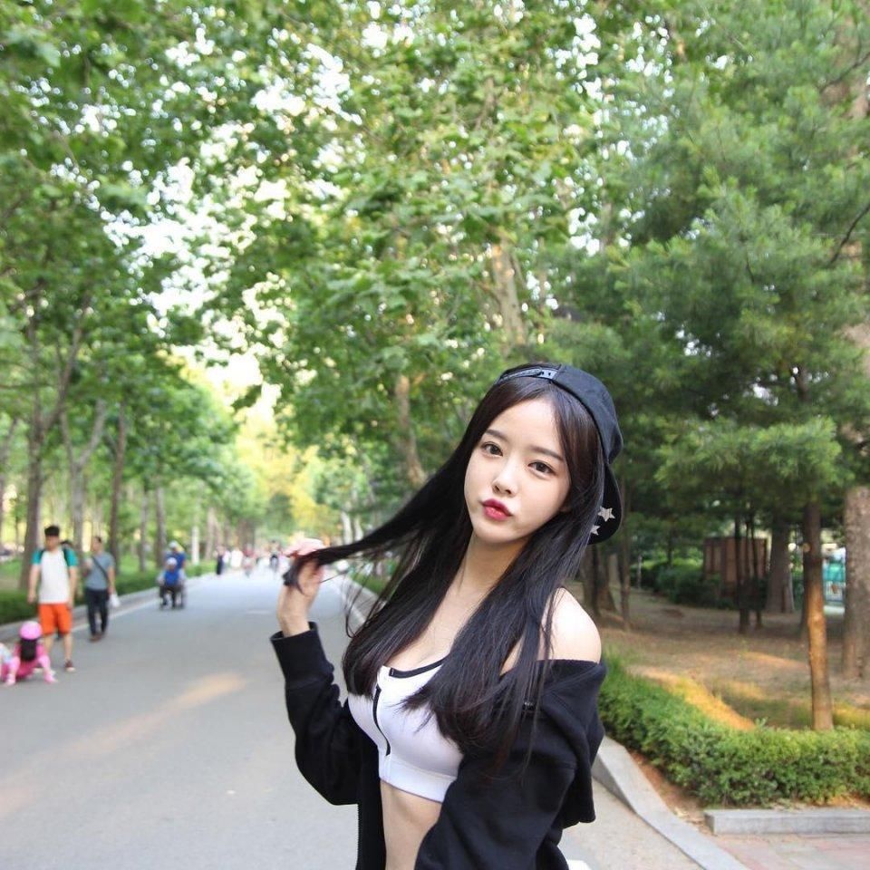 高颜值美女尹慧珠晒养眼自拍美照，身材凹凸有致让人垂涎欲滴！