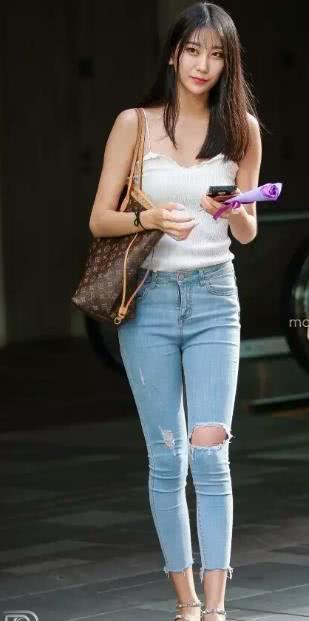 街拍：破洞紧身牛仔裤，你怎么穿都很美