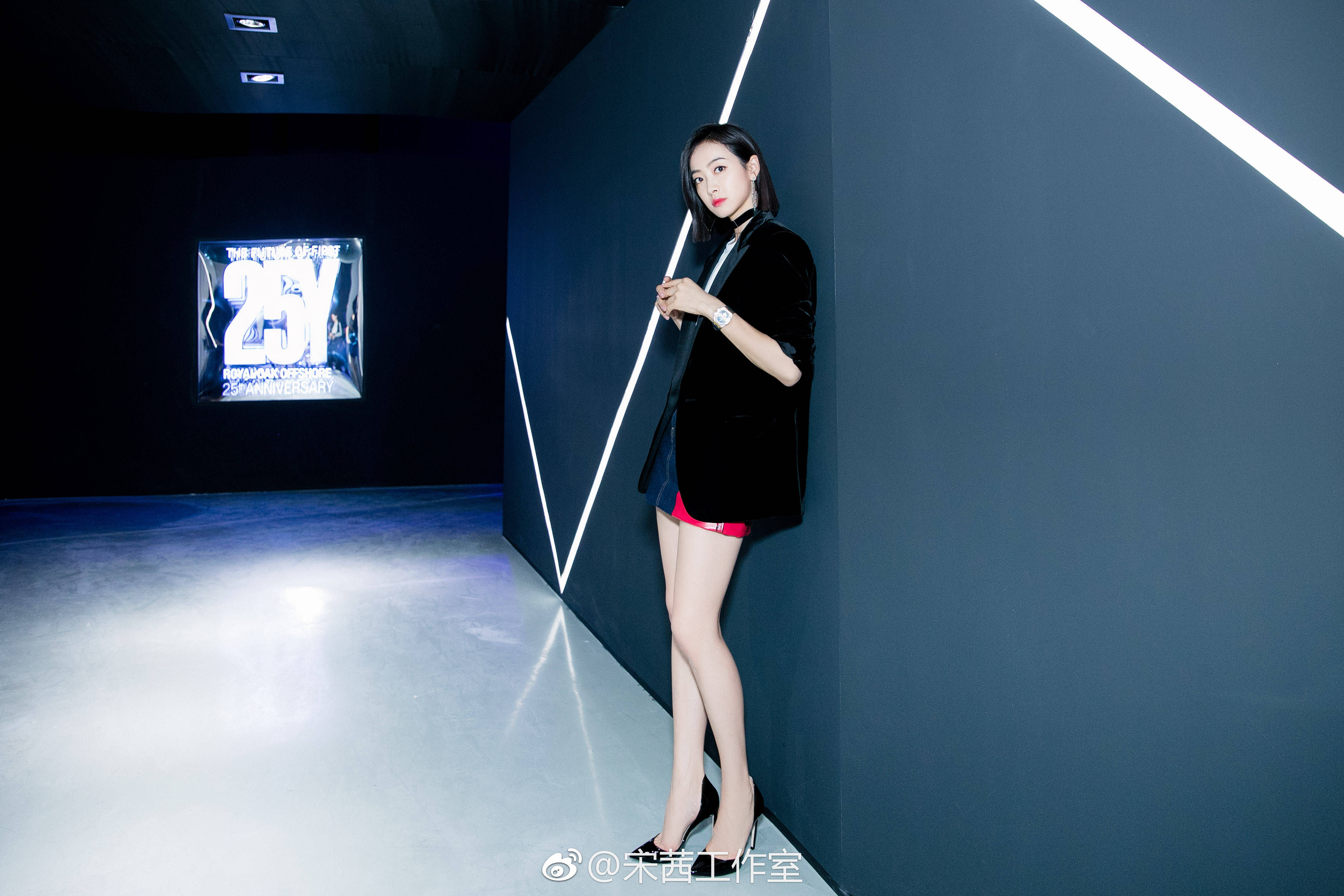 宋茜黑西装配短裙攻气十足帅气有型，秀2米美腿性感迷人