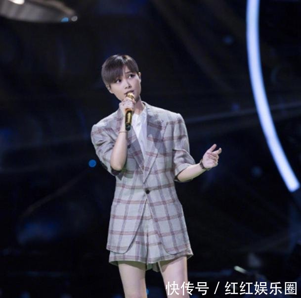 李宇春真强悍！超短裤开缝开到大腿根，网友这腿缝，呵呵了！