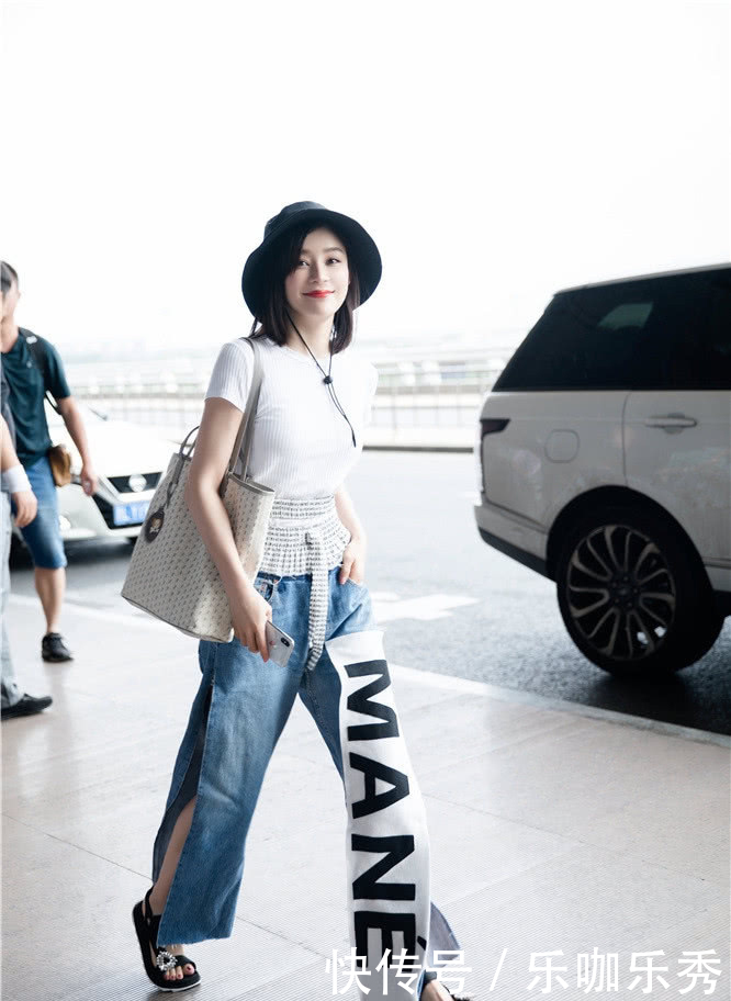 袁姗姗厉害了，为了秀腿牛仔裤两边剪开，网友：不如直接穿短裤