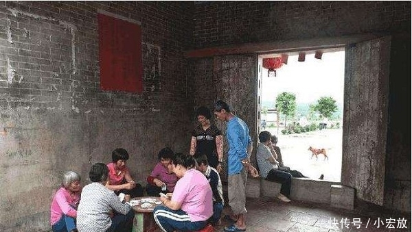 农村那些天天打牌的人，是不是都很富有？他们的钱从哪来的？