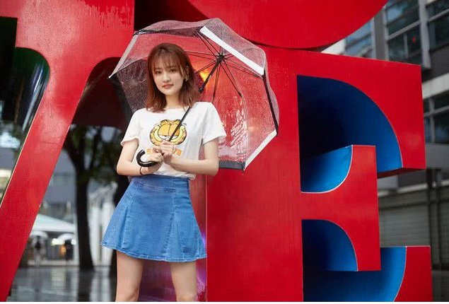 徐璐穿白T秀白腿，不料腿上2点黑色抢了镜，网友:在家给跪的