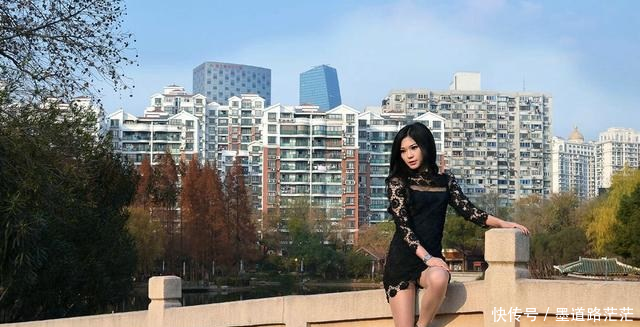 摄影美图黑色蕾丝连衣裙搭配黑色高跟鞋，做最具神秘感的时尚女王