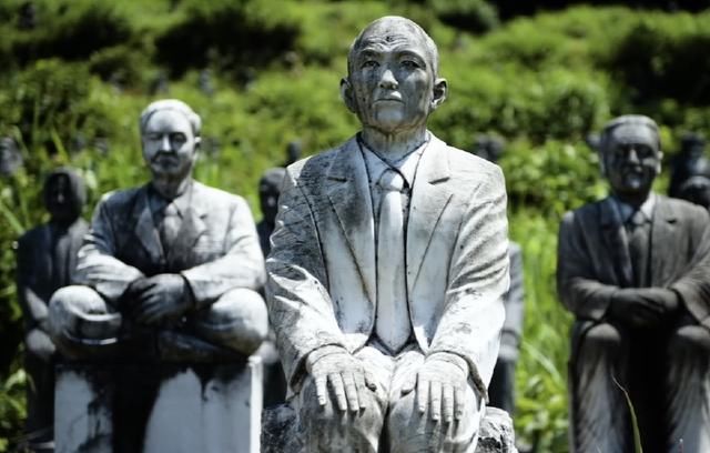日本土豪花60亿日元打造公园，里面全是亲友雕像，游客：瘆得慌！
