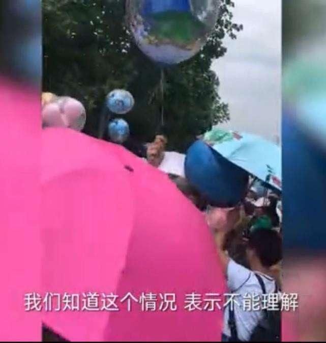 迪士尼乐园内天价气球遭游客抢光引网友指责 知情人: 以为不要钱!