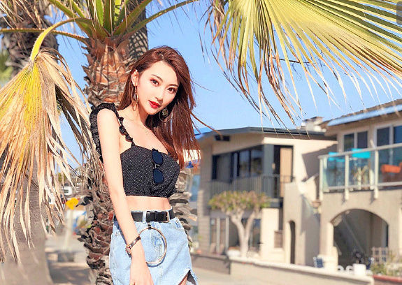 长发美女游长岛,稍显保守的生活写真,展现了完美的身材