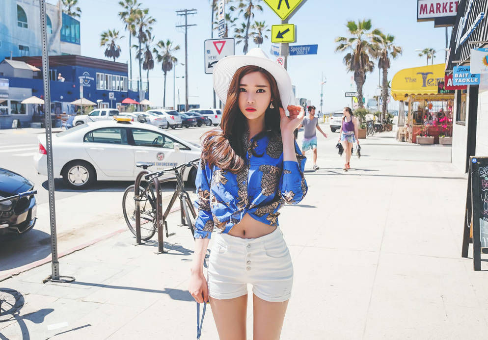 美拍:阳光下的苗条美女