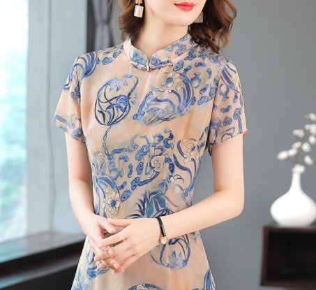 有一种美叫“旗袍”,小姨穿上它,优雅洋气又迷人,路人都看痴