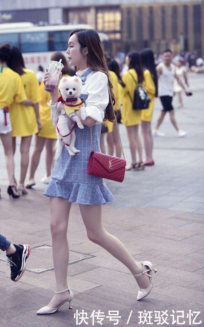 街拍：干练小姐姐穿紧身背心配短裤，没有什么比这个更有魅力的了