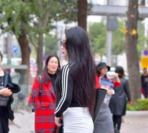  『气质』街拍：富有活力的小姐姐，仙女气质十足，非常有女人味
