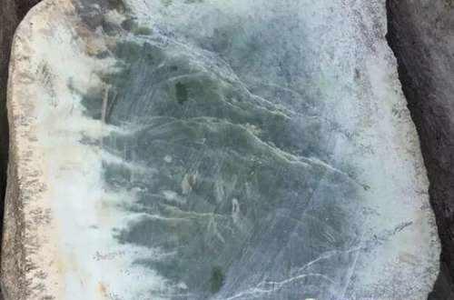 十几块玉瞬间被买走！这种和田玉为何这么火？