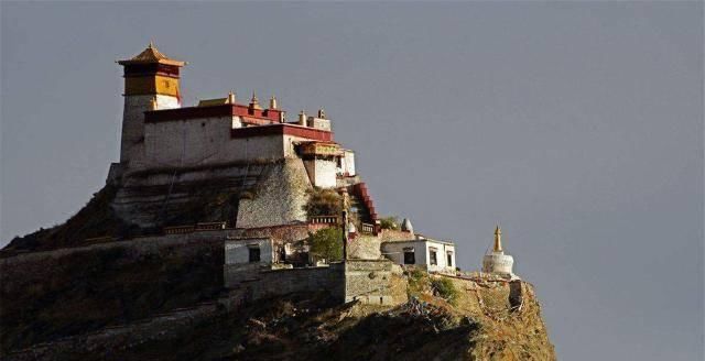 “山顶上的宫殿”西藏的庙宇宫殿为什么大多建在山崖之上?