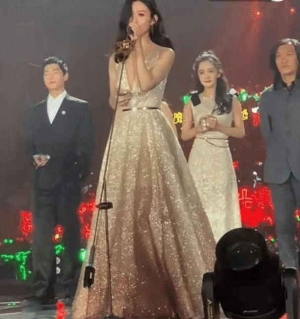 [关系]赵丽颖压轴上台讲话，谁注意身后杨幂的表情了？关系如何一目了然