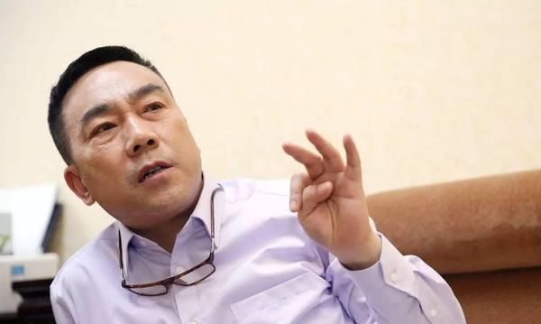 「感觉」杨议在相声界很有话语权吗，辈分很高吗？感觉有些腕都挺尊敬杨议的？