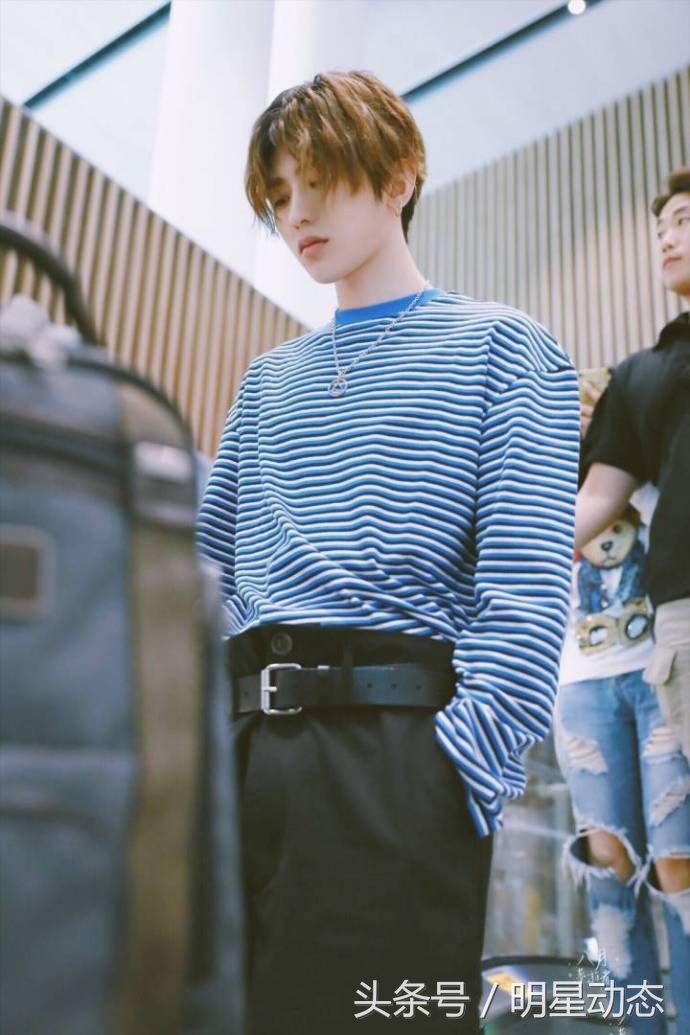 蔡徐坤清爽随性显气质，每一次亮相都被抓拍不止!