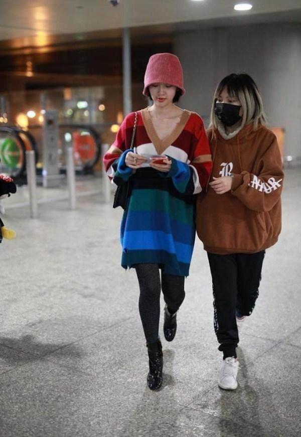 唐艺昕胆子不是一般的大，穿条打底裤就出门，网友：这叫个性！