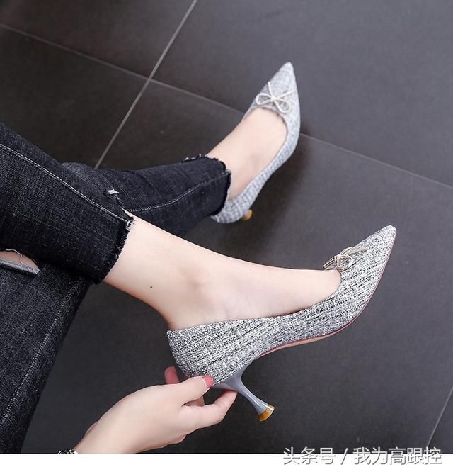 用六种颜色组合而成的布料做成的尖头高跟鞋