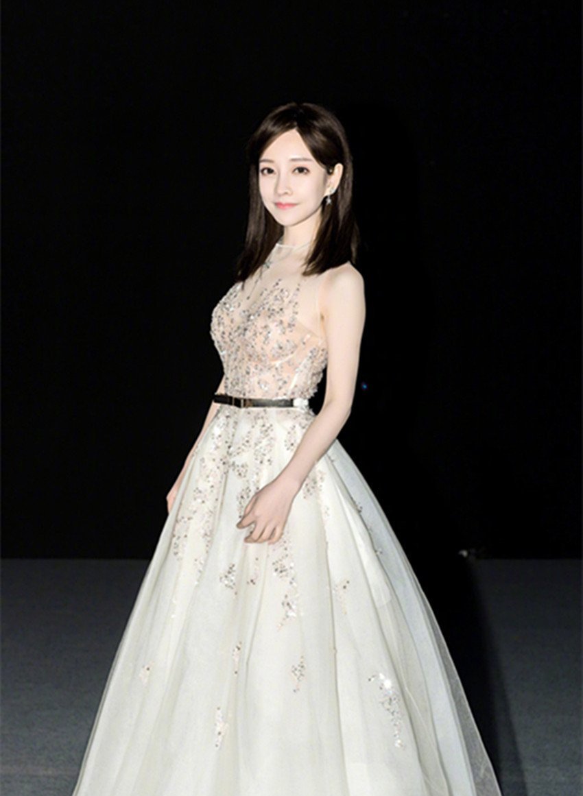 冯提莫为了火也是拼了，身穿牛仔裤勒出尴尬三角区，网友：真会穿