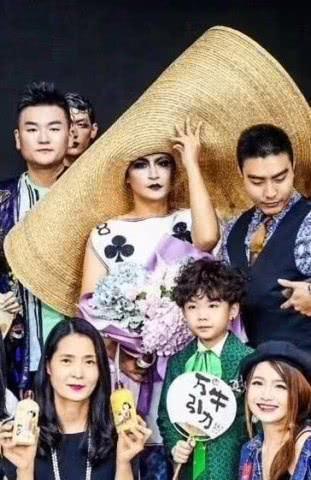 “小虎队”陈志朋时装周造型奇葩放飞自我，网友纷纷说道辣眼睛