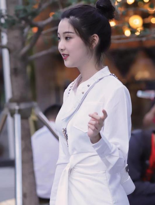  『美丽大方』街拍：活泼可爱的小姐姐，一件一字肩上衣配灰色长裙，美丽大方