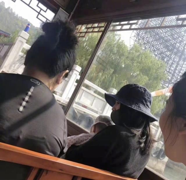 『 出门』小圆脸超像高圆圆，婆婆化妆出门比儿媳精致，赵又廷女儿首露正脸