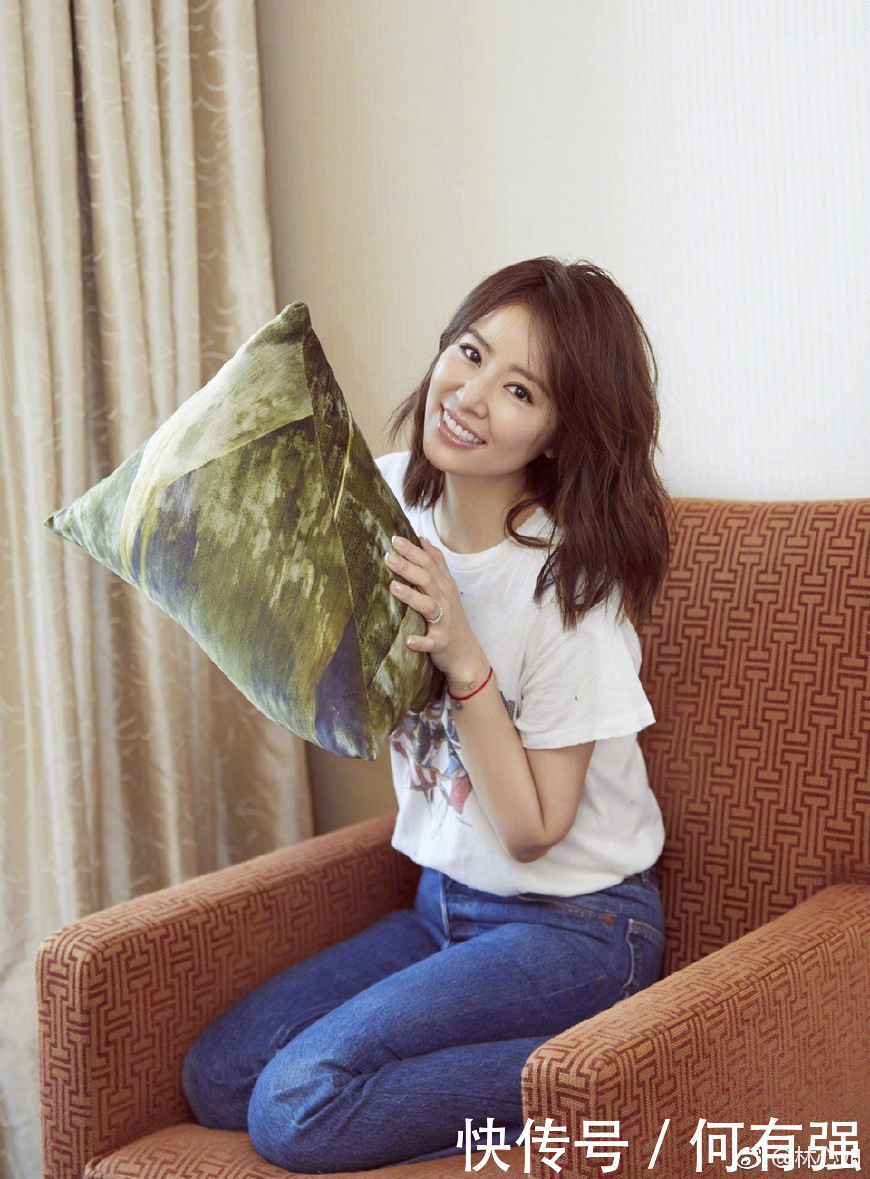 42岁林心如素颜现身机场，T恤+牛仔裤显小20岁，网友：被迷倒了