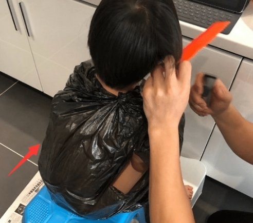  #孩子#吴京佟丽娅给孩子“剪头发”, 一个专业一个坑娃, 网友: 道具亮了