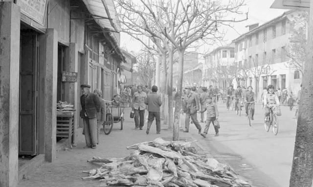  镜头：30年踏遍大街小巷，这位意大利摄影师用镜头记录80年代中