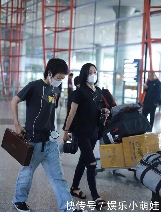 周迅背2万的包难得高调一回，却被窦靖童茶缸抢镜了，这下尴尬了