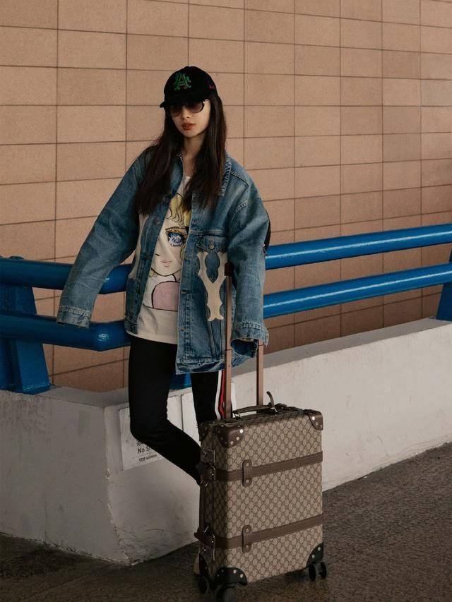 超5万穿搭现身机场，倪妮硬是穿出清新时尚感，看来这钱花的真值