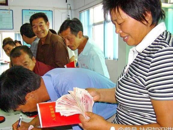 社保缴费基数降低后，自己交社保，一个月要交多少钱？该怎么交？