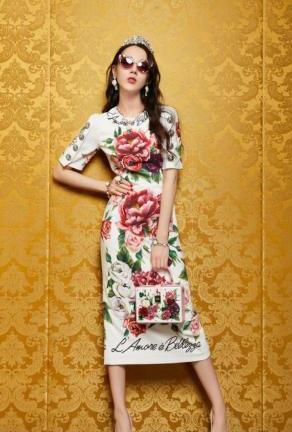 迪丽热巴花朵裙又来袭，第一张惊艳，看到第四张：饿了！