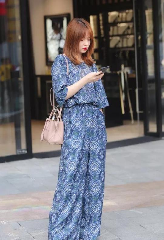  【美女】街拍：气质清纯的短发美女，牛仔裤搭配小脚牛仔裤，清爽甜美又可爱