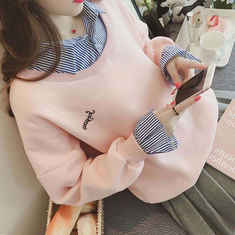 国庆出游，70后老婆，穿这“假两件”秋衫，搭牛仔裤，美到极致