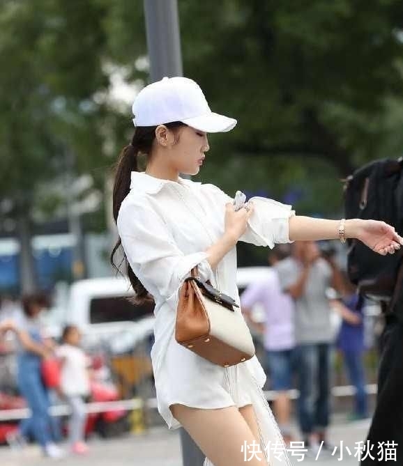 『美女』街拍美女:孤独的感觉之所以如此之重,只是因为想得太深!