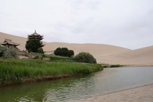 不会干涸？塞外沙漠第一泉“月牙泉”，沙漠奇观绝美风景