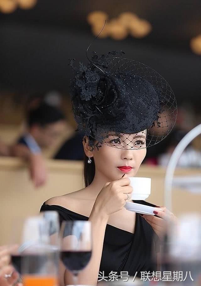 刘涛出席活动的这一身装扮是真的精致，四十岁的她气质容貌依旧