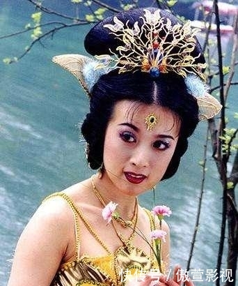  女明星■女明星的孔雀公主造型，全身都穿上羽毛就像了吗？