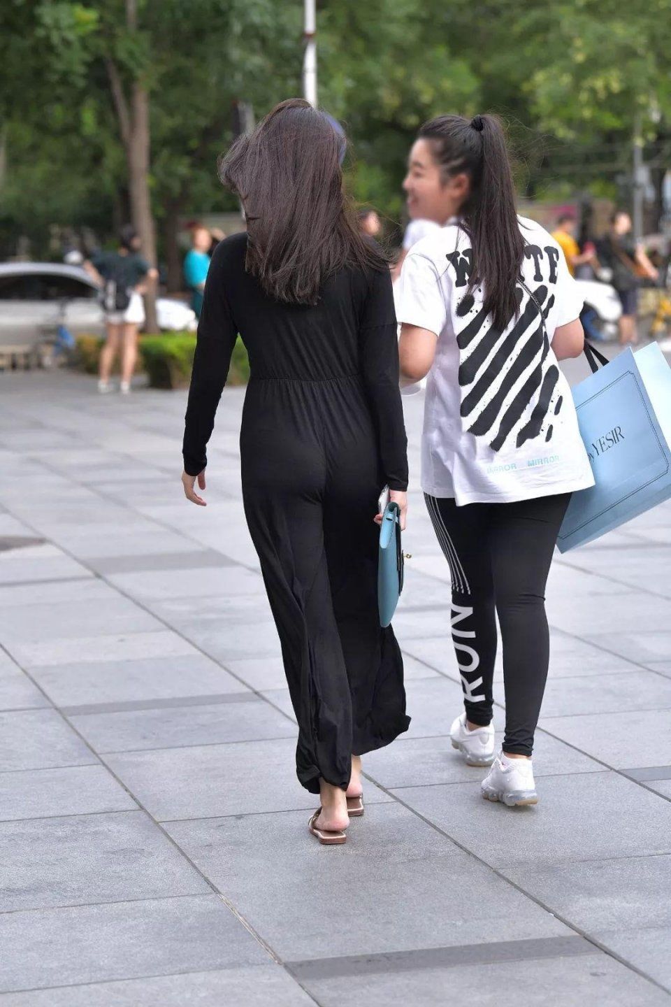 街拍:超风韵性感，身材丰满的黑裤冷艳翘臀美女